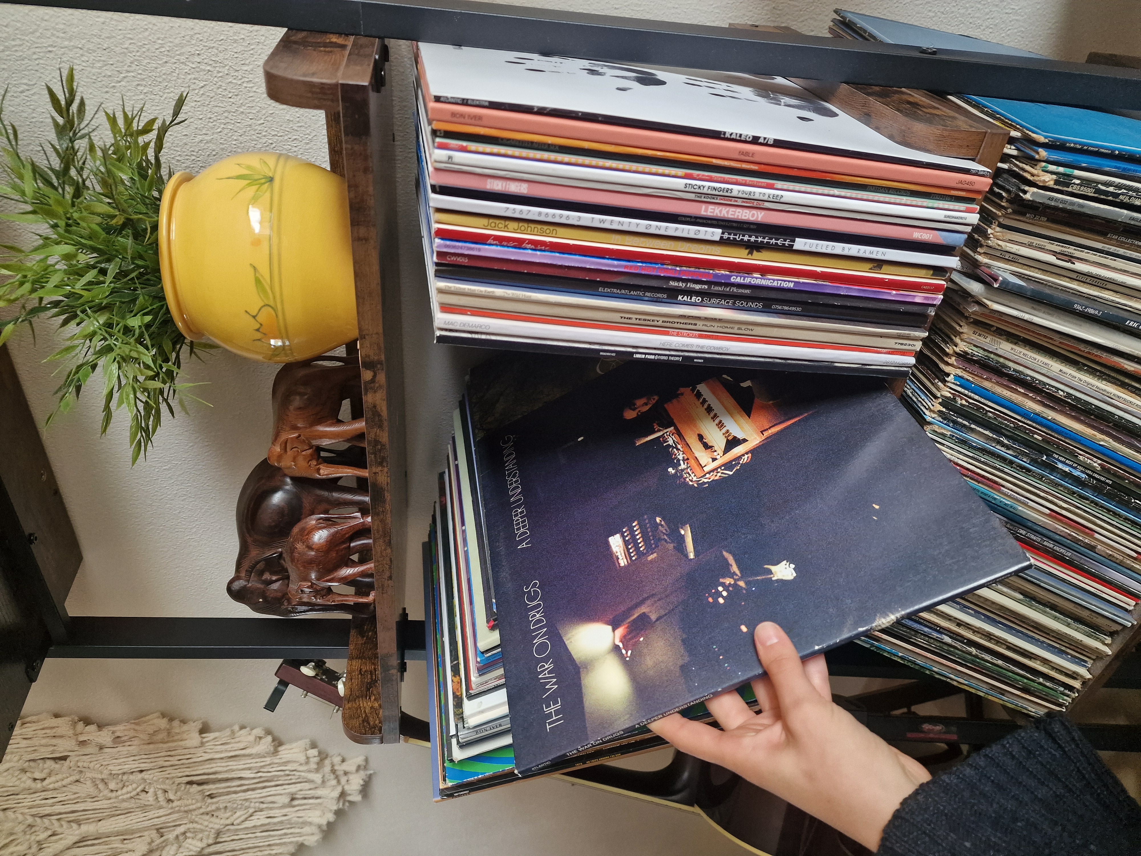Sfeer in het atelier met platencollectie